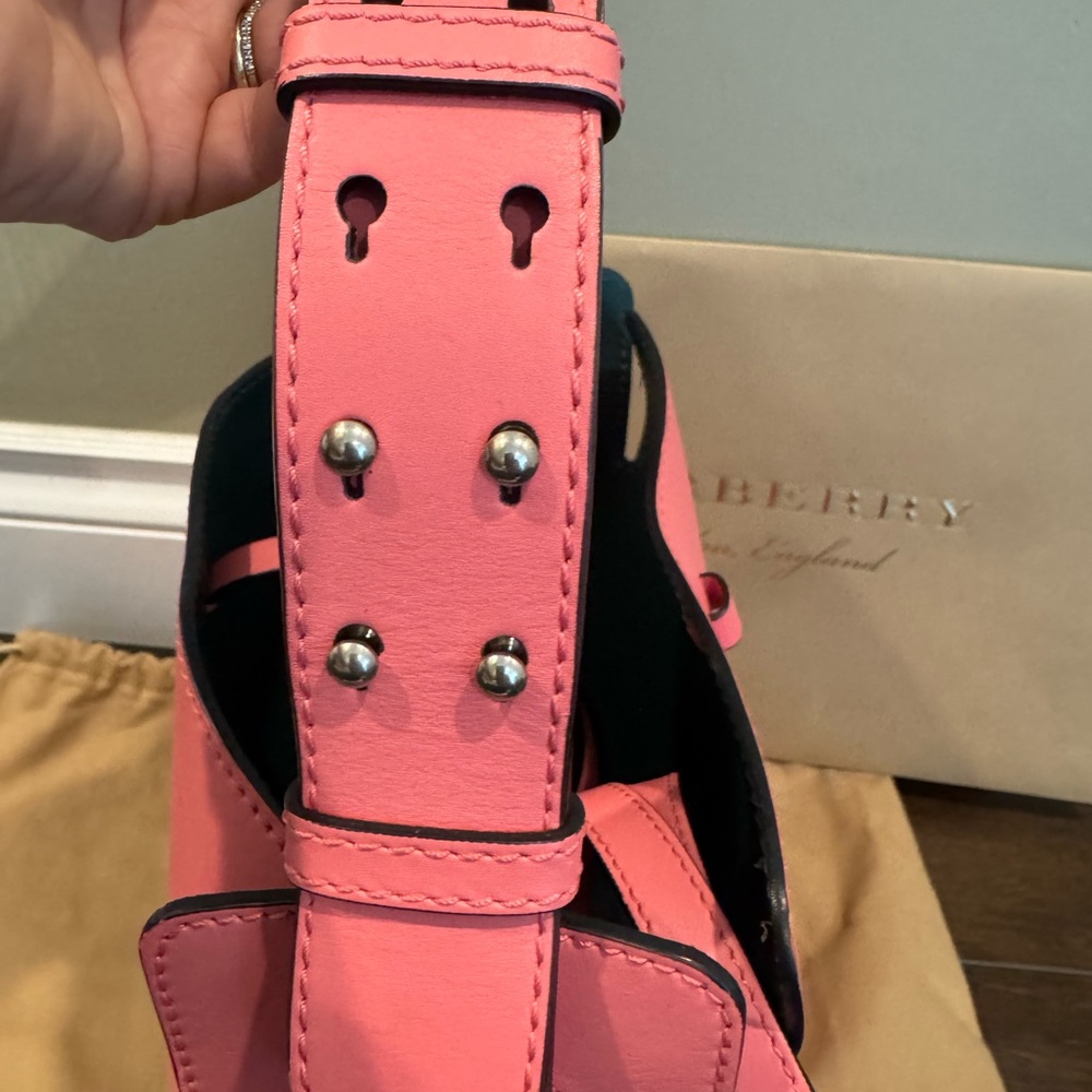 Burberry small leather bucket bag - Picture 15 of 16